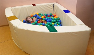 Интерактивный сухой бассейн в форме 1/4 круга с кнопками-переключателями. Размер 150х150х66 см. - фото 11165