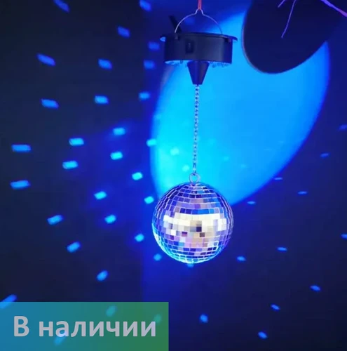 Серебряный зеркальный шар с источником света в темной комнате