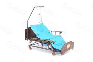 Медицинская кровать для ухода за лежачими больными с переворотом, туалетом и матрасом  REMEKS