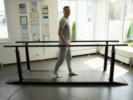 Брусья для ходьбы с параллельными поручнями и электронной регулировкой поручней «CARMINA» ОРР9526