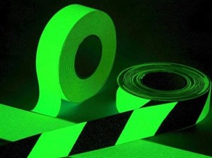 Фотолюминесцентная лента светонакопительная гладкая для маркировки стен и поверхностей, 100 мм Фотолюминесцентная лента светонакопительная гладкая для маркировки стен и поверхностей, 100 мм